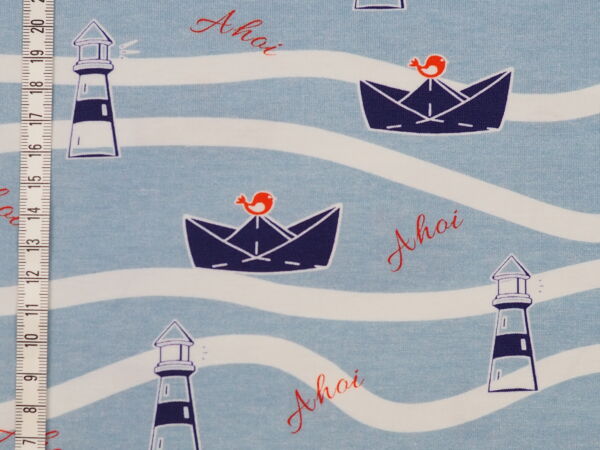 Wellenmeer mit Faltschiffe