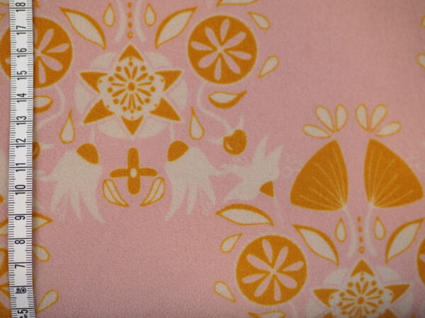 fester Stoff mit senfgelbem Blumenprint
