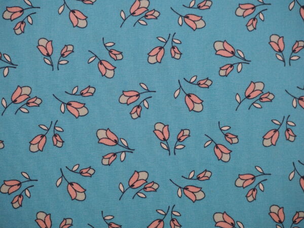 Hellblaue Baumwolle mit lieblichen Blumen
